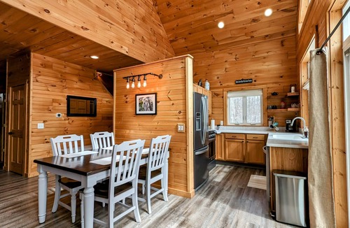 Cedar Ski Chalet | Tranquil Woodsy Getaway in Leelanau Peninsula - Golf, Wineries, Hiking, Beaches!