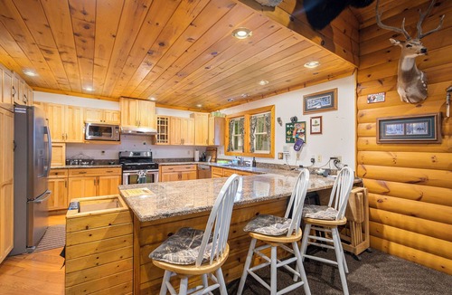 Hart Cabin | Trophy Timber Lodge | 90 acres | Sleeps 17
