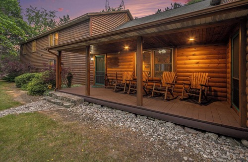 Hart Cabin | Trophy Timber Lodge | 90 acres | Sleeps 17