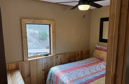 Rudyard Cabin | TROUT LAKE - Unique U.P. Lodge on Trail - Sleeps 18 - Starlink internet!