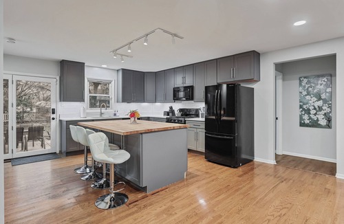 Naperville House | True: NEW Phenomenal 5BR-2BT Spacious House with Fenced in Playground
