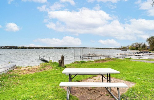 Twin Lakes Cottage | Twin Lakes Cottage: Walk to Elizabeth Lake!