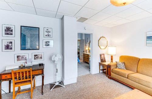 Twin Lakes House | Twin Lakes Cottage: Walk to Elizabeth Lake!