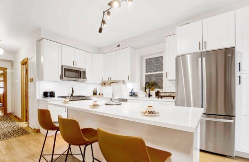 Bucktown Apartment | Twin Lions Lodge Private Boutique Hotel w/Café, Speakeasy, Theater & Spa