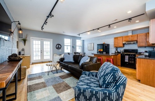 Three Oaks Apartment | (Two Night Minimum!) Three Oaks Charmer Right In Downtown!