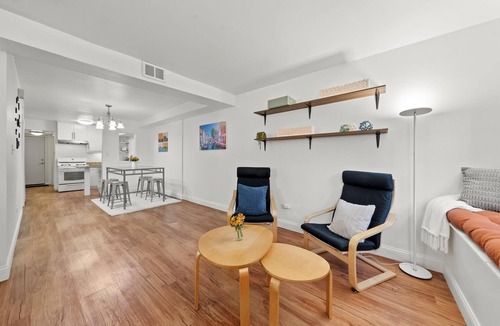 Tri-Taylor Apartment | UIC/Little Italy - Delightful 1 Bed 1 Bath Apt FREE PARKING & IN-UNIT WASH/DRY