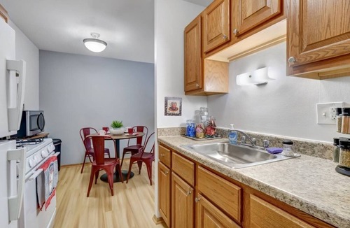 Wauwatosa Apartment | Underground Parking,Near Froedtert, King Bed, Fast WiFi