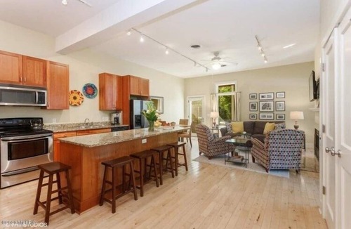 Union Pier Condo | Union Pier Condo With Association Pool! Close To Beach and Downtown!