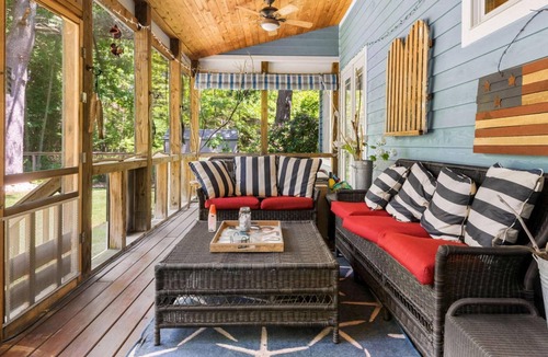 Union Pier Cottage | Union Pier Hidden Gem | 3 Blocks to Beach | Screened Porch & Fire Pit
