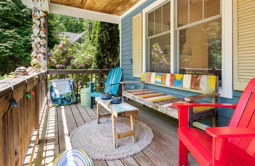 Union Pier Cottage | Union Pier Hidden Gem | 3 Blocks to Beach | Screened Porch & Fire Pit