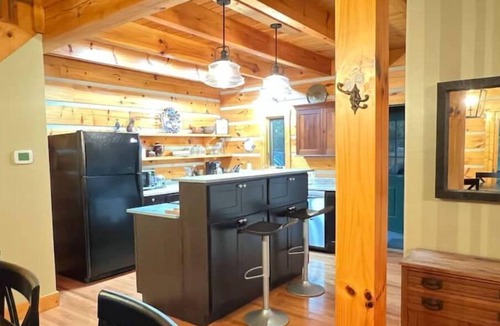 New Waverly Cabin | Unique Log Cabin Retreat on 138 Acres, swim, fish, boat, paddleboard, kayak!
