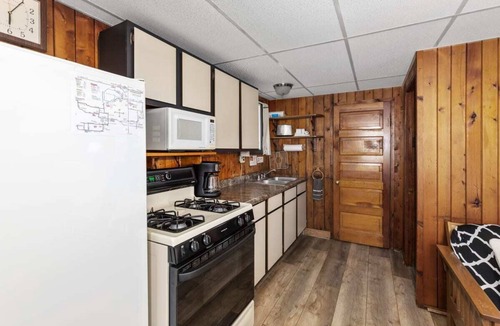 Chippewa Lake Cabin | Unwind by Chippewa Lake w/indoor pickleball court