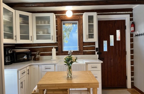 Sister Bay Cabin | Updated Vintage 1938 Log Cabin – Walk to Sister Bay
