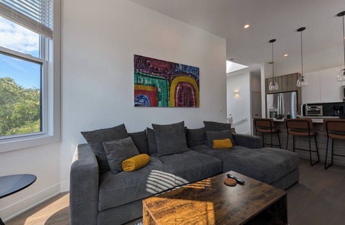 Roscoe Village Apartment | Urban Oasis in Roscoe Village! Pet friendly and family friendly!