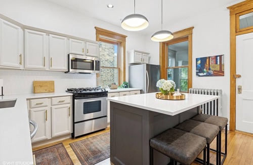 Ravenswood Apartment | Vibrant, walkable Andersonville Gem-easy access to Wrigley, venues and Downtown
