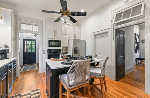 Montgomery House | Villa Deileoni -Elegant- 3 Bed 2/bath in Old Cloverdale