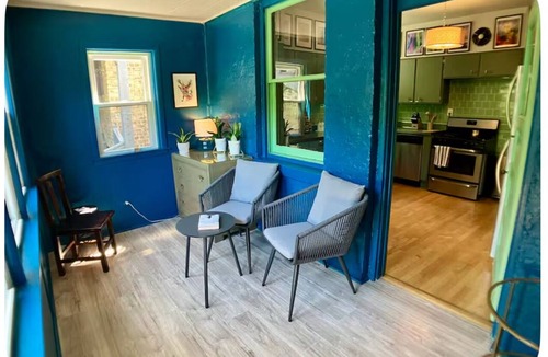 Rogers Park Apartment | Vintage City Chic: The Artist's Haven. 5 Blocks from Lake Michigan!