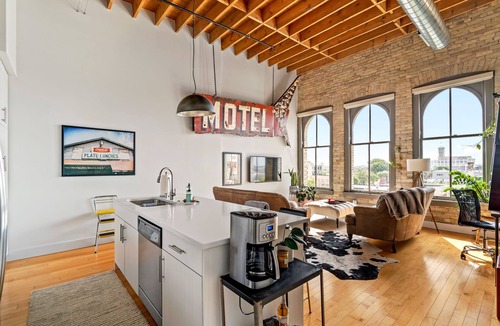 Fifth Ward Apartment | Vintage Motel Dig, City View, FREE Parking, Gym, 1 BD