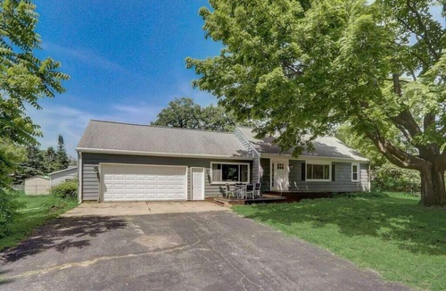 Muskego House | W172-Lannon · Charming Muskego House, Walk to Lake & Restaurants