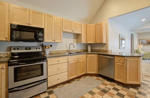 Holland House | Walk to Downtown - King Bed - Private Entrance