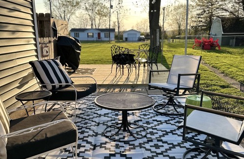 Three Oaks House | Walk to Journeyman & Downtown Three Oaks! 5 Star Hosts Fireplace, Yard, Sleeps 8