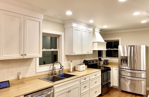 Wooded Estates House | Walk to ND-Dogs Welcome-Sleeps 14-Family Paradise-Fire Pit-Swing Set-Fenced Yard