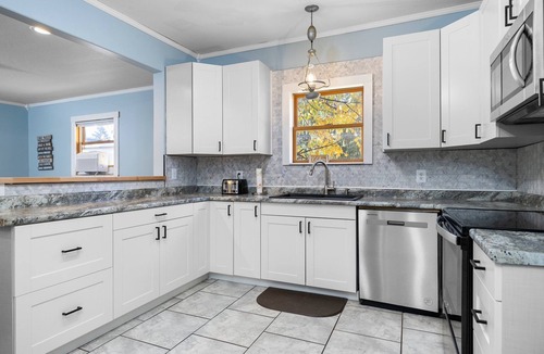 Honor House | Walk to Platt River, Game Room, Hot Tub,Indoor Pickleball, Kayaks, Bikes, Arcade