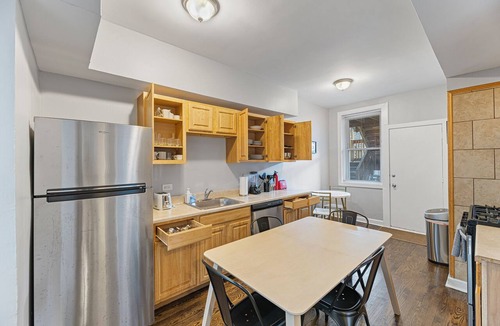 Buena Park Apartment | Walk to Wrigley! Spacious 3BR in the Heart of Chicago