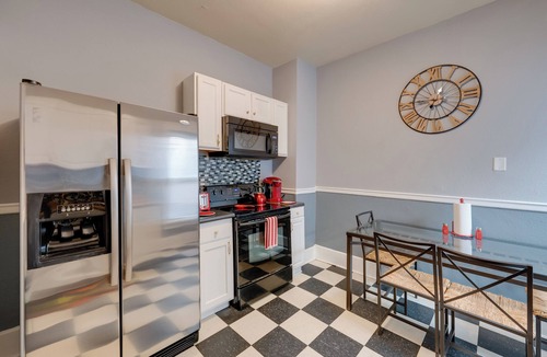 Racine Apartment | Walkable Racine Retreat! 1 Mi to Lake Michigan