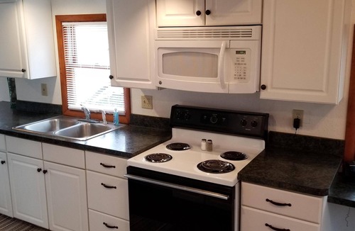 Colton House | Waterfront Cottage - Hot Tub - Free kayaks & Canoes - Sleeps 6 - Pets Welcome!