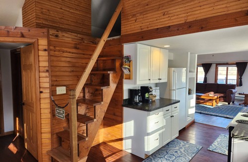 Colton House | Waterfront Cottage - Hot Tub - Free kayaks & Canoes - Sleeps 6 - Pets Welcome!