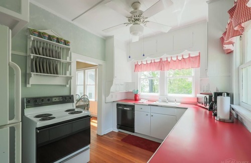 Lexington Cottage | Waterfront Homes in Lexington