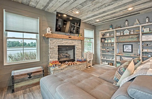 Shipshewana Cottage | Waterfront Retreat, 10 Mi to Dtwn Shipshewana