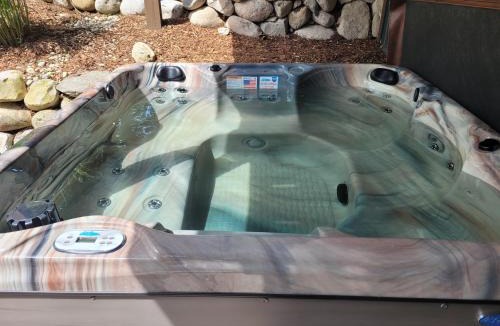 Thompsonville House | Weatherwood - Gorgeous Luxury Cabin with Spa!