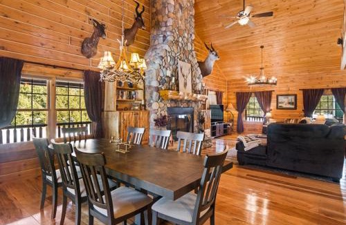 Thompsonville House | Weatherwood - Gorgeous Luxury Cabin with Spa!