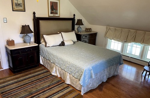Elkhorn House | Weekend Getaway at a Bed and Breakfast by a Peaceful Lake near Milwaukee, Wisconsin