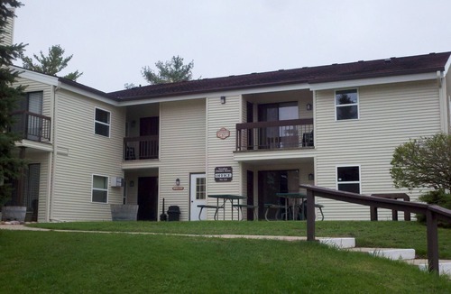 Oconomowoc Condo | Weekly and Monthly Rentals Available! 1 Bedroom/1 Bath Unit!