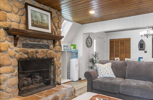 Fenwick House | Welcome to Lake Life! Your spacious WATERFRONT getaway on an all sports lake! 😍