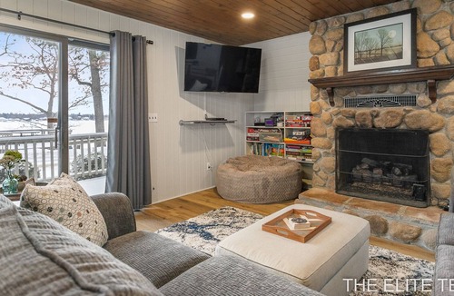 Fenwick House | Welcome to Lake Life! Your spacious WATERFRONT getaway on an all sports lake! 😍