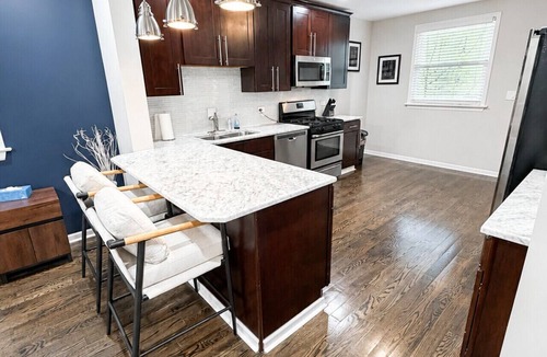 Roscoe Village Apartment | Welcome to this four bedroom, two bathroom apartment located in the neighborhood of Lakeview.