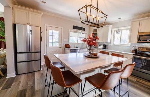 Mount Clemens House | Welcoming updated modern 3-bedroom house in Mount Clemens