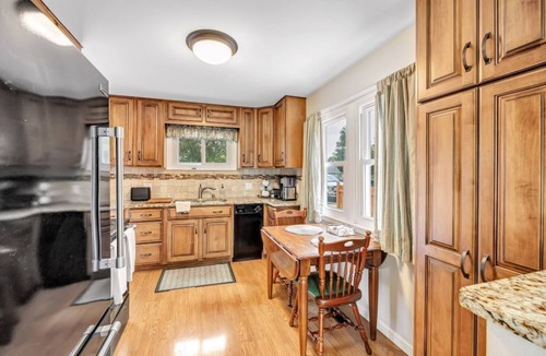 Menasha House | Well maintained home. Close to events. EAA, Packer games, Mile of Music.