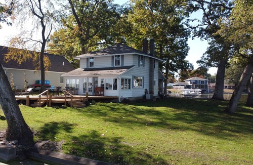 Rochester House | Wenopa - Charming 3-bedroom home on a Lake Manitou peninsula in Rochester
