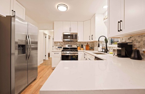 Hillside House | Westchester House | Sleeps 10 | Near Chicago & Parks | Close to Restaurants & Easy Local Transport Access | Long private driveway