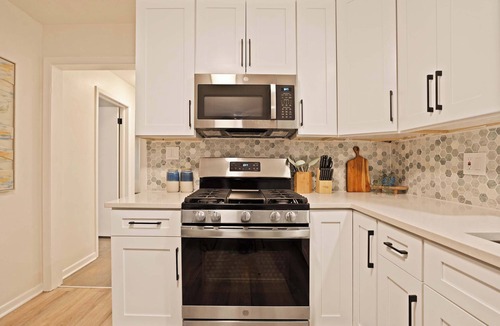 Hillside House | Westchester House | Sleeps 10 | Near Chicago & Parks | Close to Restaurants & Easy Local Transport Access | Long private driveway
