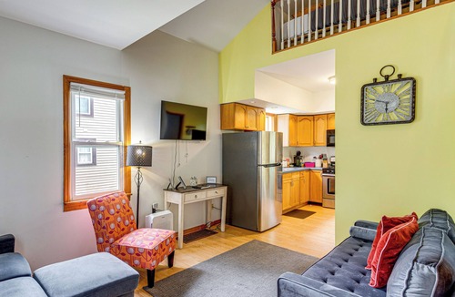 Westmont House | Westmont Home w/Hot Tub! Walk to Metra Station