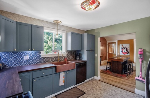 Grand Rapids Apartment | Westside 3 Bedroom Remodeled/Furnished/Short Term:Close to City of GR Prime Area