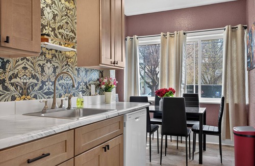 Grand Rapids Apartment | Westside 4 Bedroom Furnished Remodeled Short Term. Close to Downtown/Action