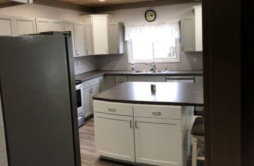 Washington House | Whole house w/full basement 3 bdrms 2.5 baths 5 recliners + air mattress space