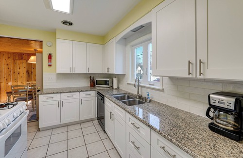 Williams Bay House | Williams Bay Retreat: Walk to Geneva Lake & Town!